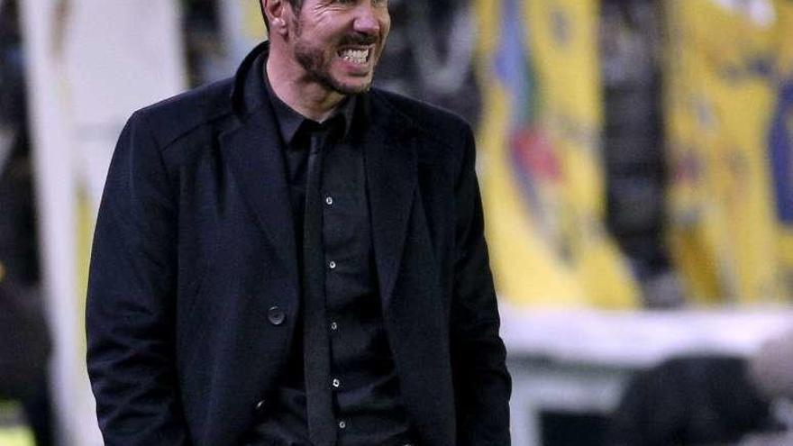 Simeone aprieta los dientes, ayer, en El Madrigal. // Domenech Castelló