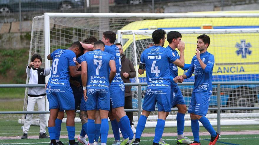 El Ourense CF golea al Langreo y duerme como líder