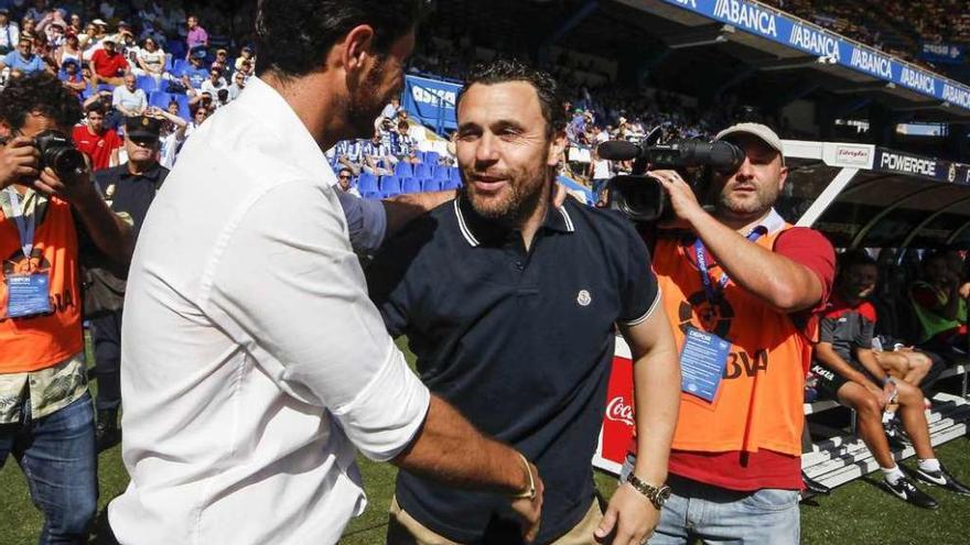 Víctor Sánchez y Sergio González, que coincidieron como jugadores en el Dépor, se saludan antes del partido.