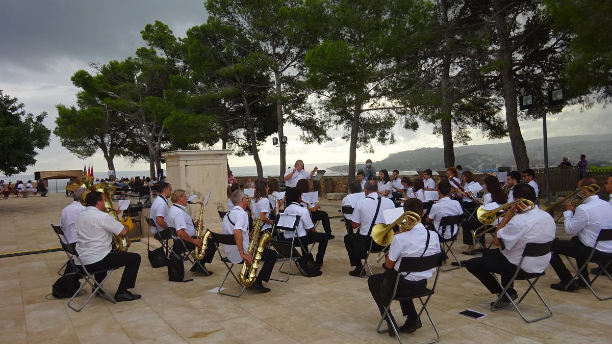 La banda de l&#039;Agrupació Artistica Musical de Dénia, durante el acto institucional celebrado en la mañana de este sábado