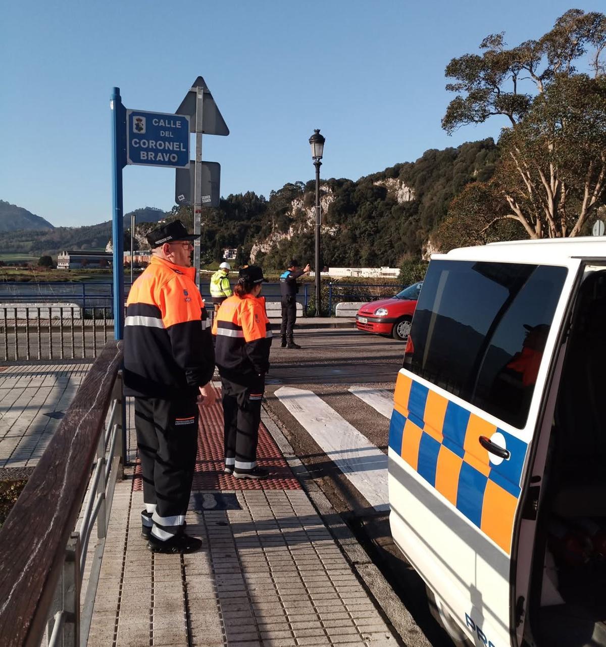 Dos voluntarios de Proteccion Civil de Ribadesella.