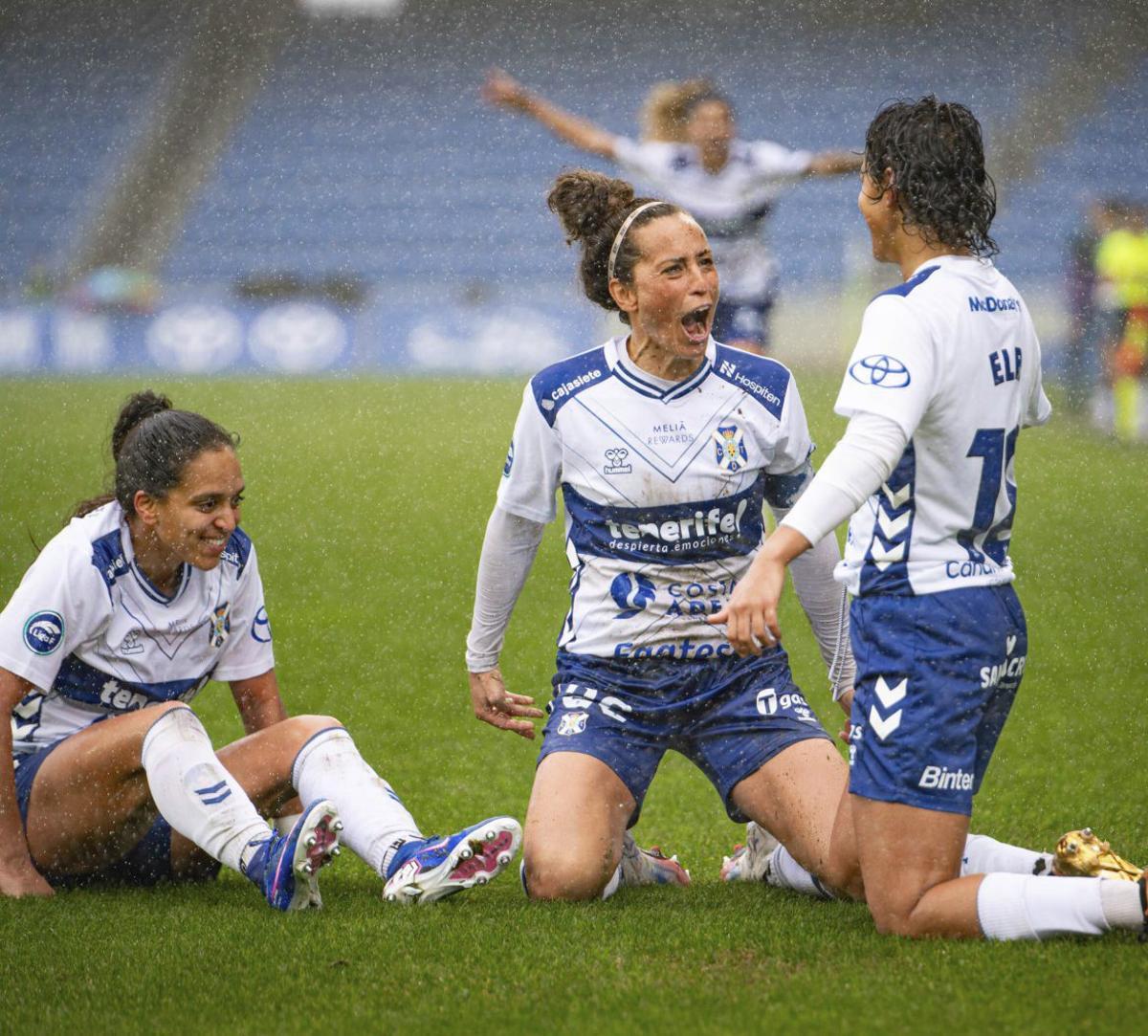 Gavira celebra un gol del Costa Adeje junto a Sakina (i) y Elba (d). |