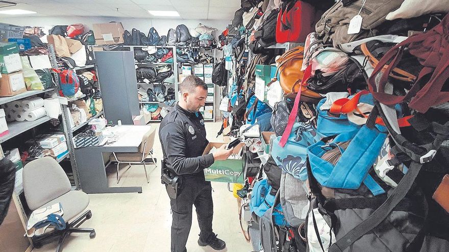 El peculiar mundo de la Oficina de Objetos Perdidos de Palma: desde móviles y carteras hasta una pierna ortopédica
