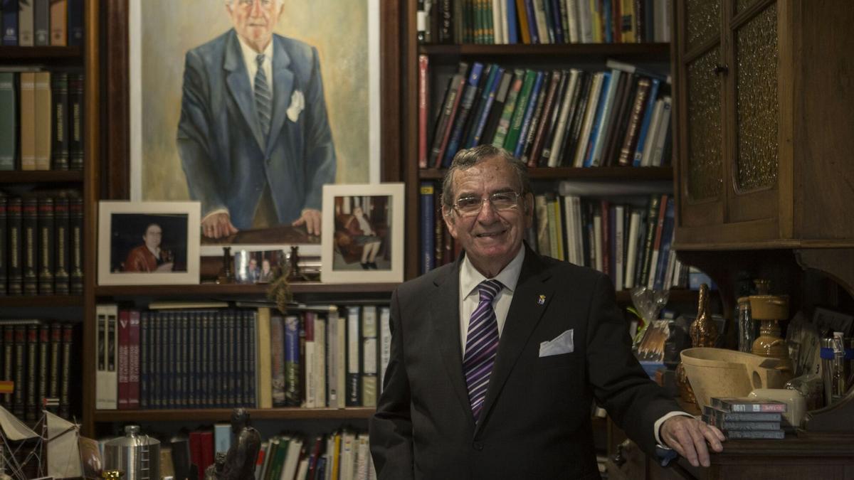 Emilio Serrano, en su biblioteca.