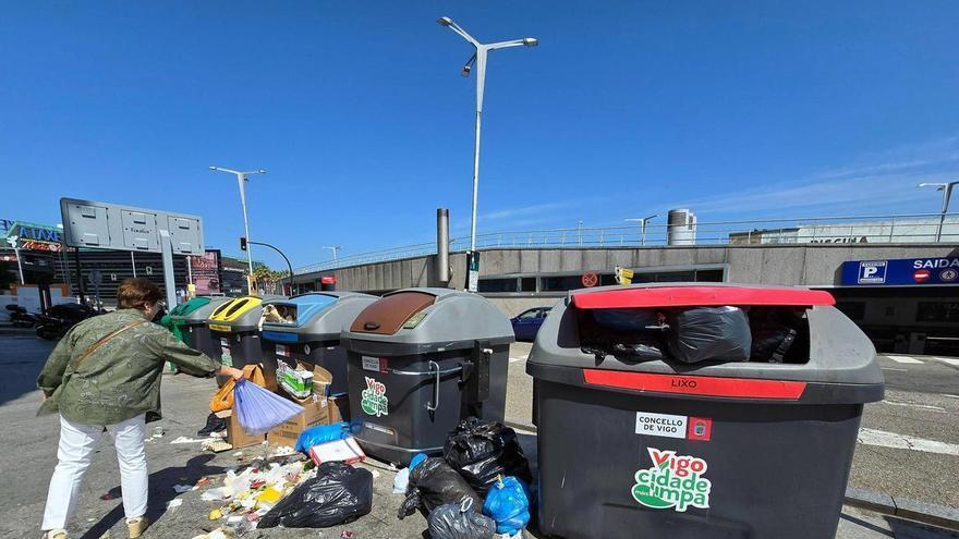 Las bolsas y desperdicios se acumulan en Vigo por la huelga de basura