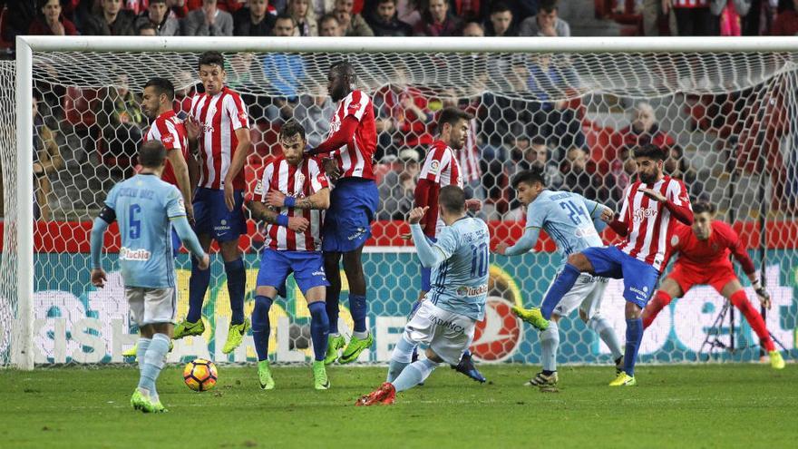 Iago Aspas, en el lanzamiento de falta que supuso el empate del Celta en El Molinón.