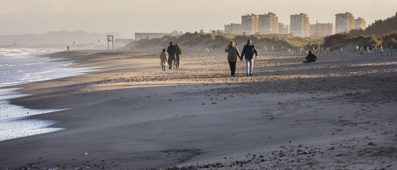 Foto de la playa del Saler tomada ayer, donde se va a efectuar la futura regeneración.  | GERMÁN CABALLERO