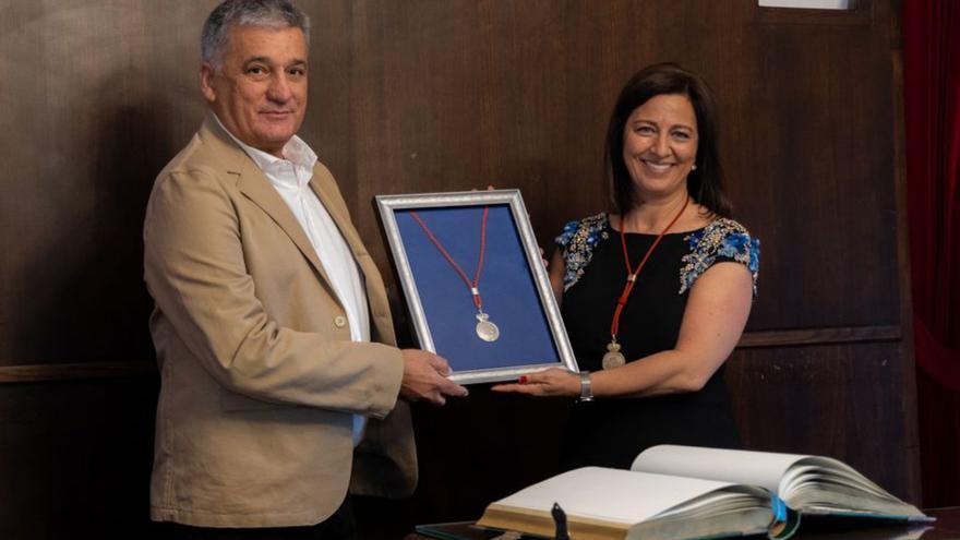 La alcaldesa entrega la Medalla de Plata al director del centro. |   // L.O.