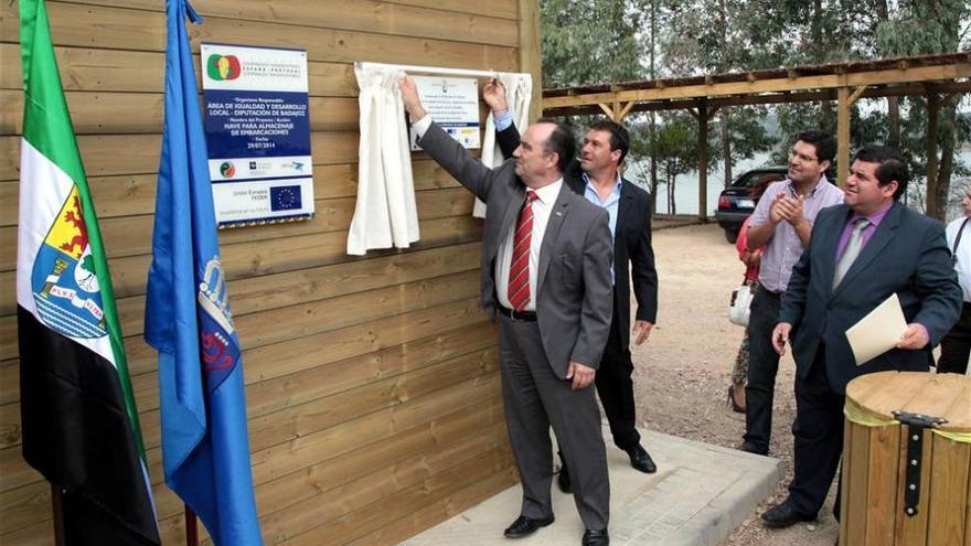 Cortés inaugura en el embarcadero de Cheles un almacén para material deportivo