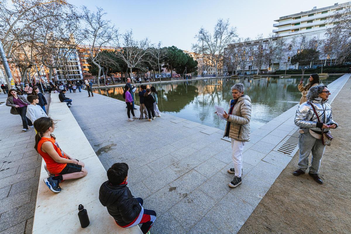 El lago de los jardines del Baix Guinardó, que finalmente no se secará para edificar la carpa del mercado provisional de la Estrella, en Barcelona.