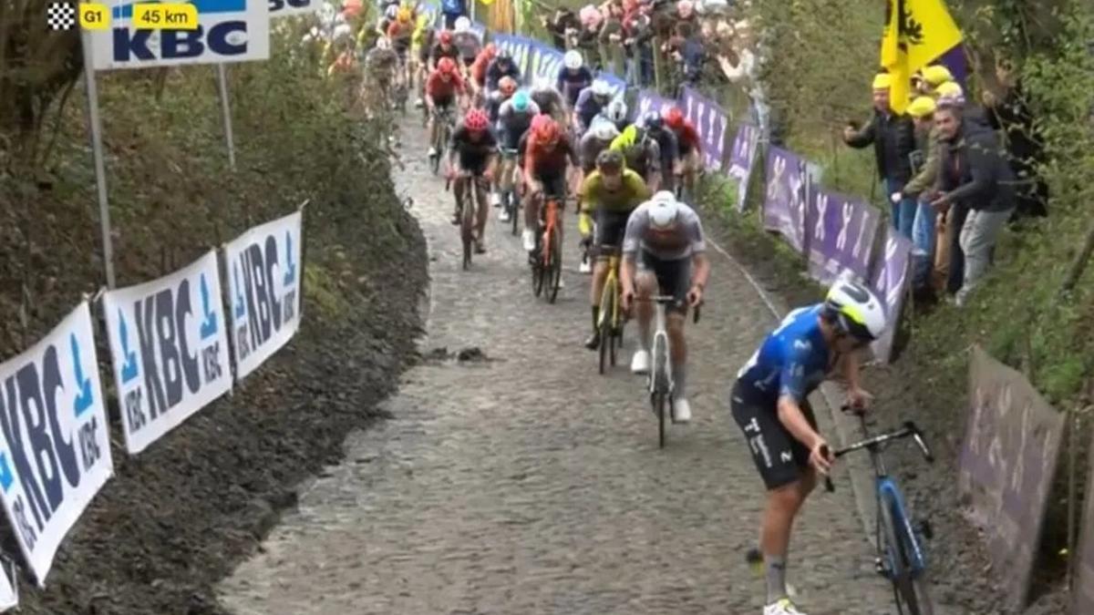 Captura de imagen del momento en el que Iván García Cortina se tuvo que bajar de la bicicleta durante el Tour de Flandes