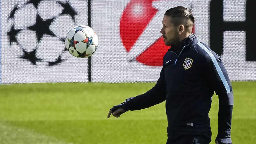 Simeone en el último entrenamiento del Atleti, ayer.