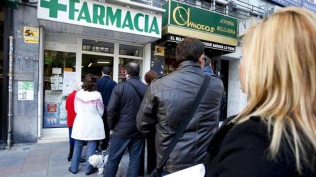 Pacientes hacen cola a media mañana de ayer ante una farmacia del centro de Alicante para adquirir sus medicinas.