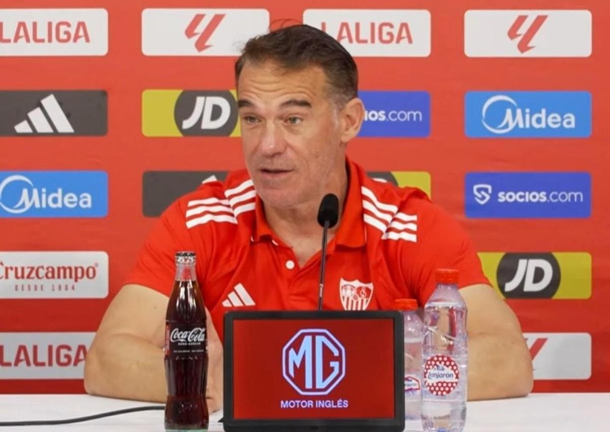 Luis García Plaza en la previa del partido entre Osasuna y Sevilla en El Sadar