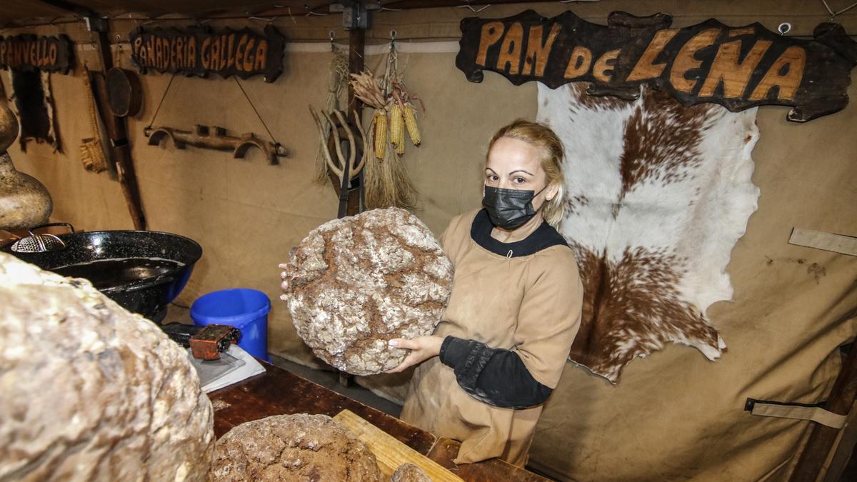 Pilar Romero posa con un sabroso pan.