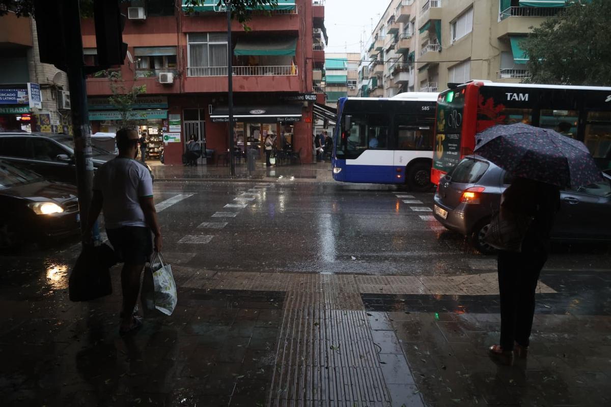 Imágenes de la lluvia en el barrio alicantino de Altozano.