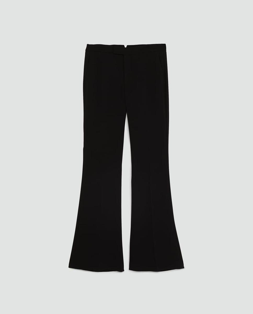 Pantalón flare negro de Zara. (Precio: 39, 95 euros)