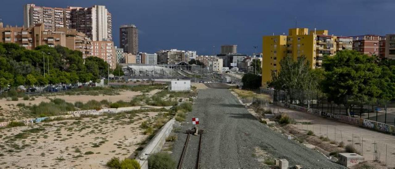 Parte de los terrenos ocupados por vías que impiden acabar la Vía Parque.