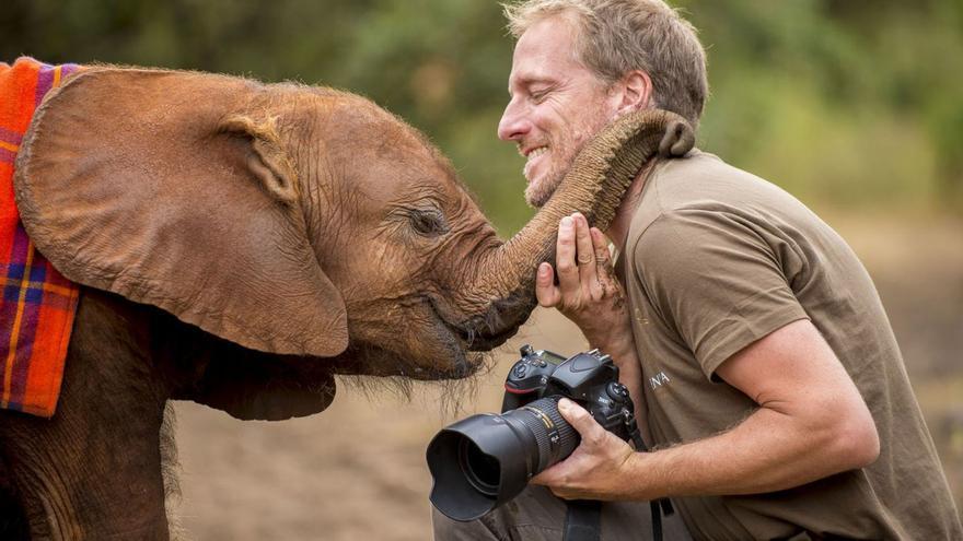 Iñaki Relanzón a l'orfanat d'elefants africans David Sheldrick African al Nairobi National Park, a Nairobi, Kenya