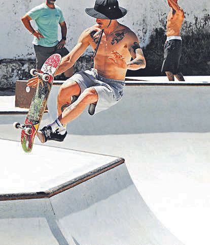 Uno de los múltiples saltos de los patinadores, en el skatepark de Salinas