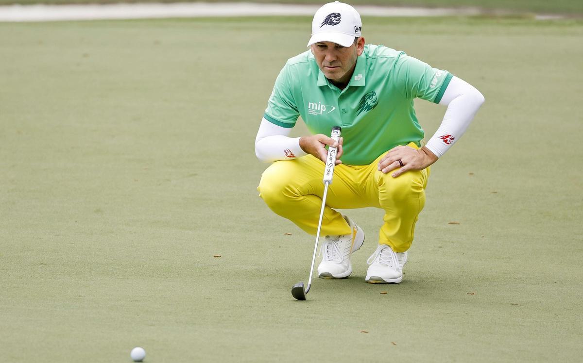 Sergio García estudia un putt durante su primera vuelta en Augusta