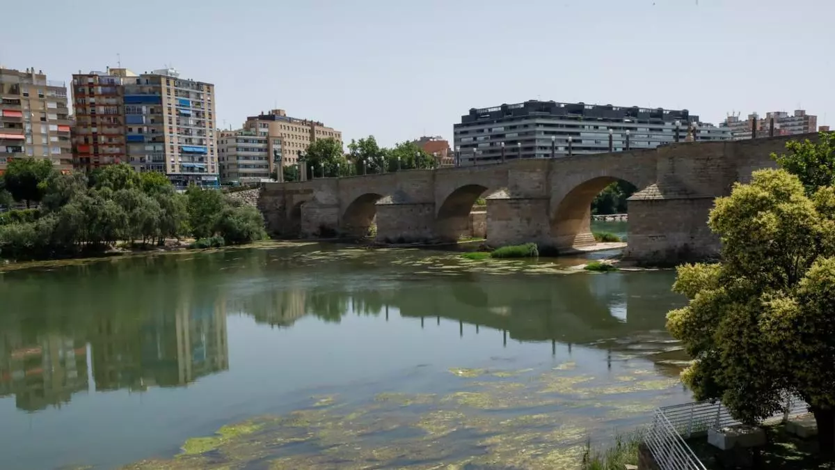 La ola de calor deja al Ebro con caudales mínimos en Zaragoza: "No se corresponde lo que pasa en el Pirineo con lo que se ve en el puente de Piedra"