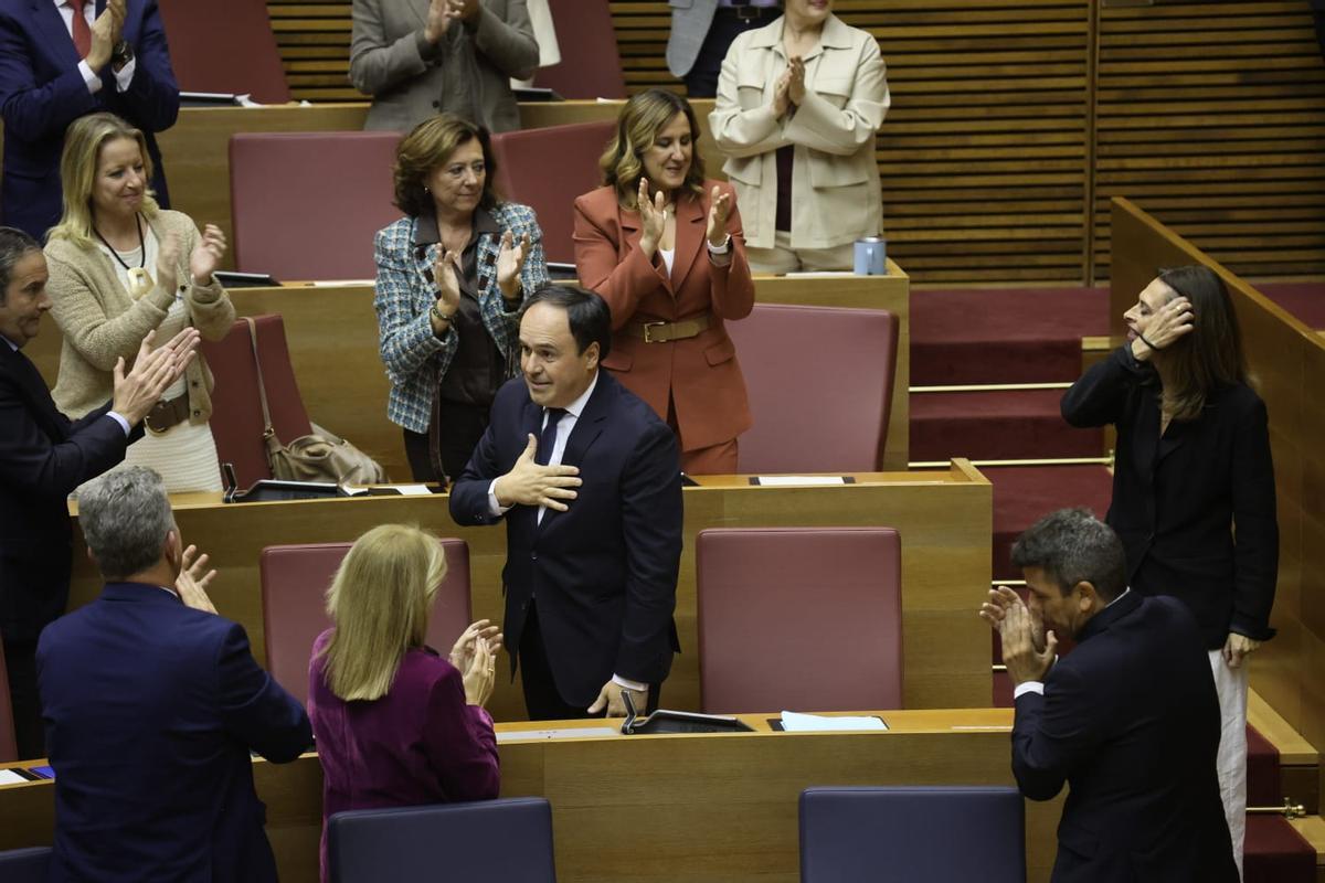Juanfran Pérez Llorca este jueves, en el momento en el que fue investido presidente de la Generalidad con la mayoría de las Cortes, aplaudido por los diputados del PP.