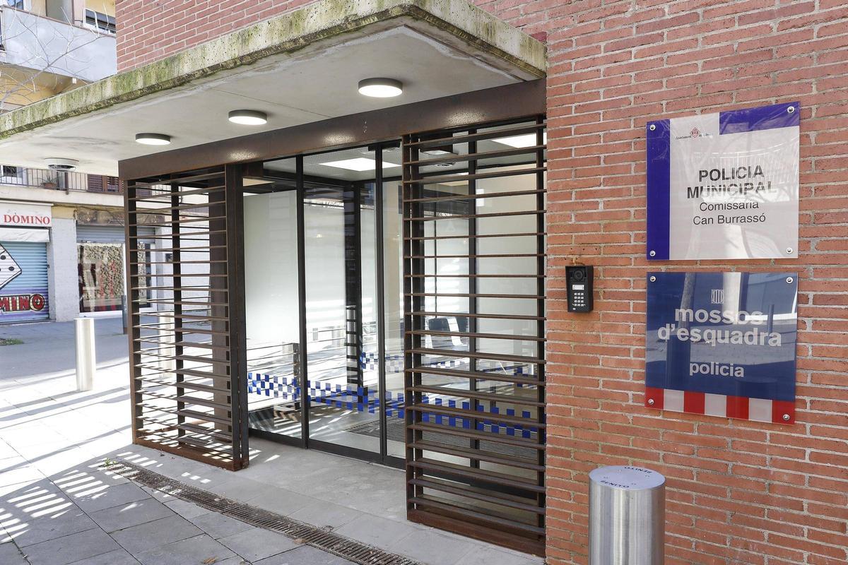 Les plaques de la Policia Municipal i dels Mossos d'Esquadra, a la porta d'entrada.