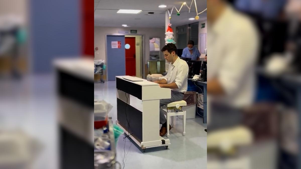 Emotivo concierto de un joven pianista en la UCI de un Hospital de Sevilla el Día de Navidad