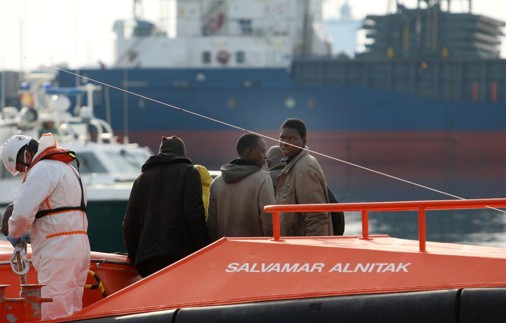 Rescatan a una patera con 50 inmigrantes interceptada en la costa de Málaga