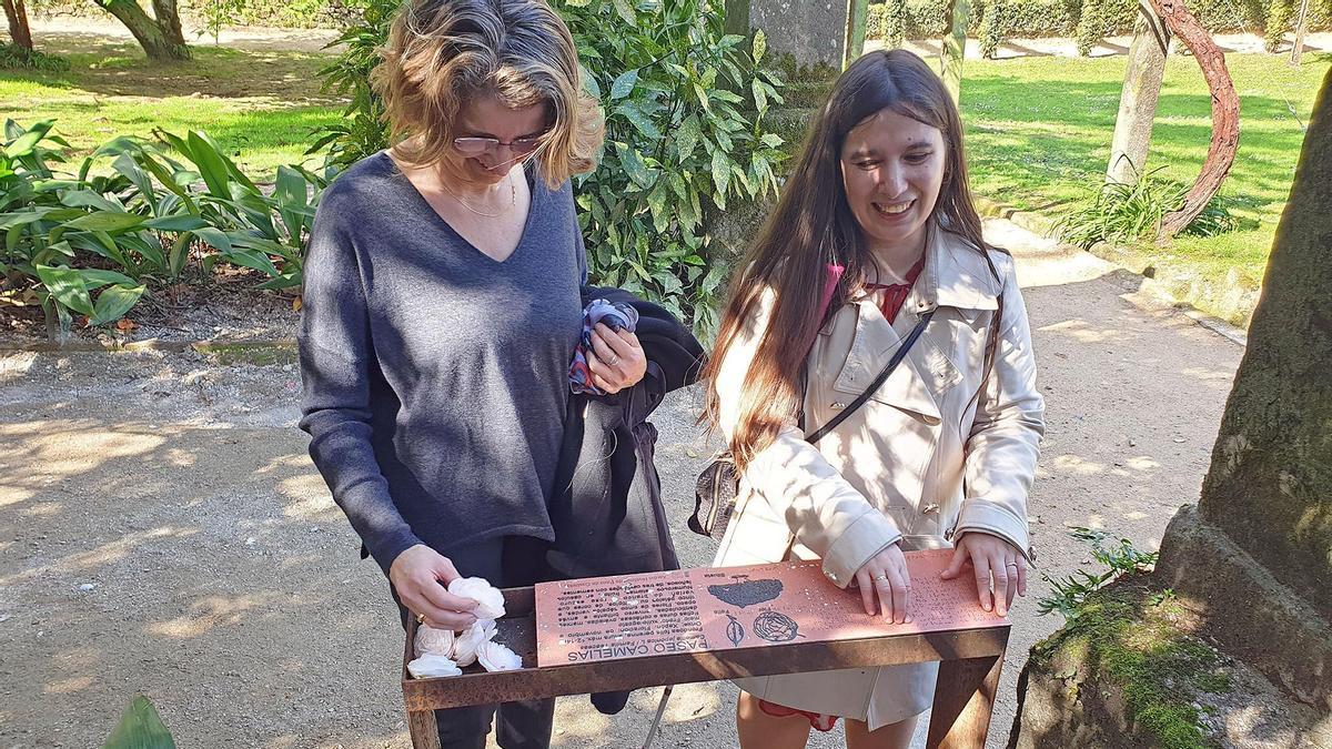 Vigo (Jardines del Pazo Museo Quiñones de León, Parque de Castrelos). Ruta por la cinta guía para invidentes con una usuaria ciega (Lorena) y las dos arquitectas que la crearon, Belinda (pelo corto) y Marister.