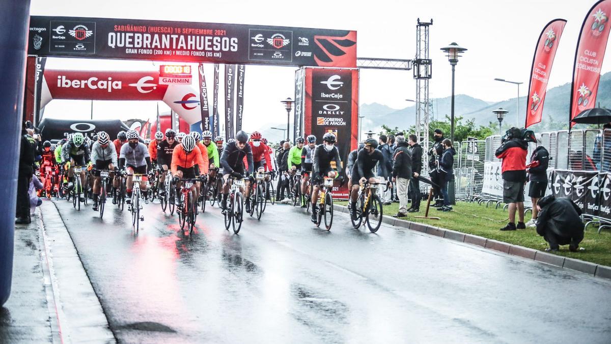 Ciclistas participando en la pasada edición de la prueba en la que la lluvia fue protagonista