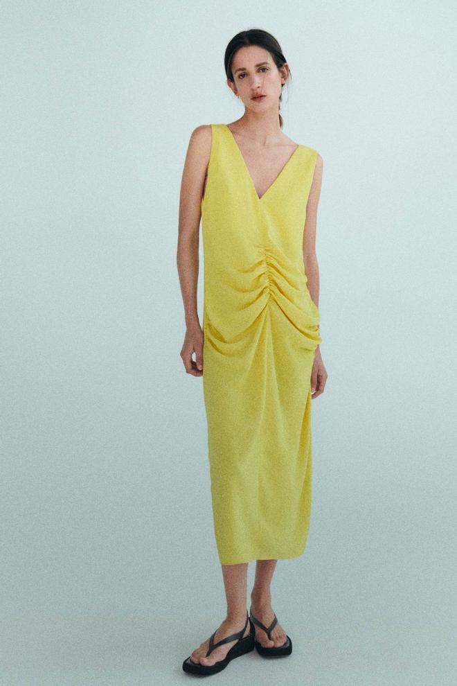 Vestido amarillo con frunces de Zara