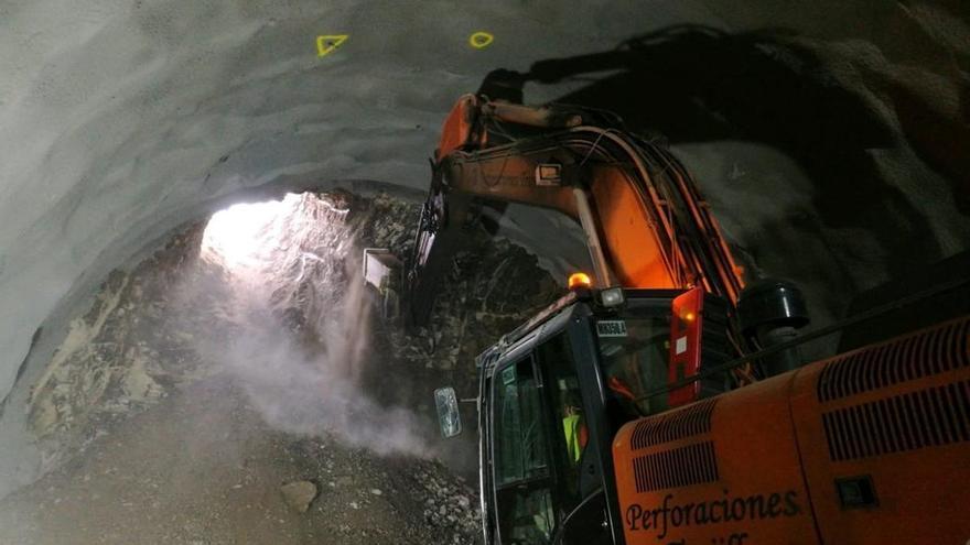 Calado de uno de los túneles que atraviesan Guayedra