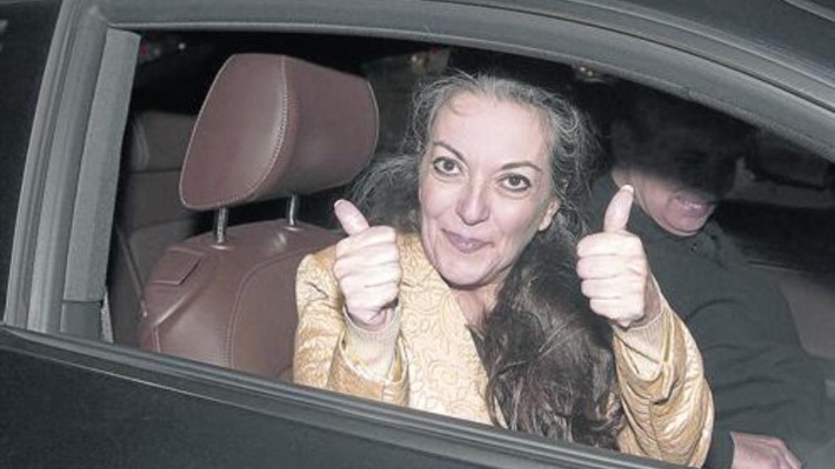 María José Carrascosa saluda al abandonar la prisión en coche, el pasado viernes por la noche.