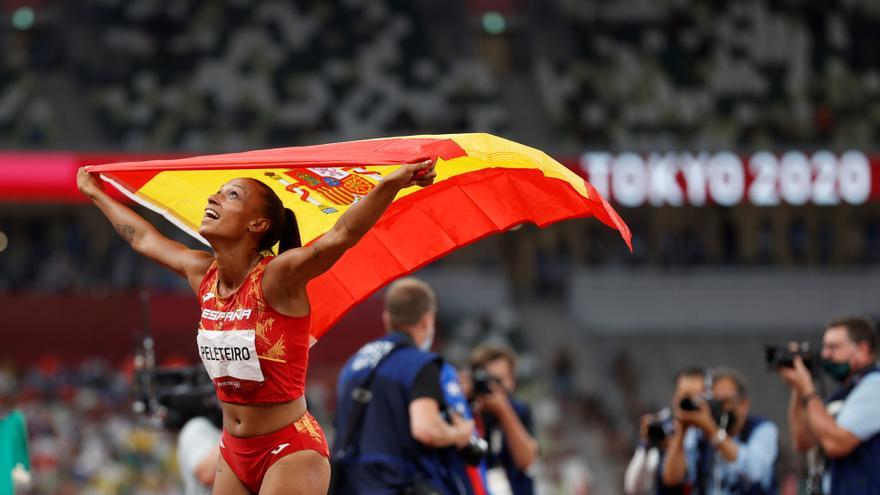 Ana Peleteiro se cuelga la medalla de bronce en triple salto