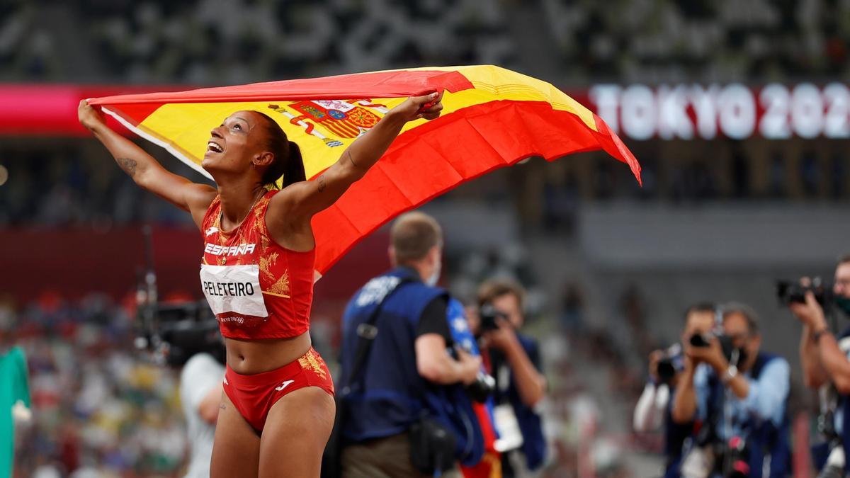 Ana Peleteiro se cuelga la medalla de bronce en triple salto