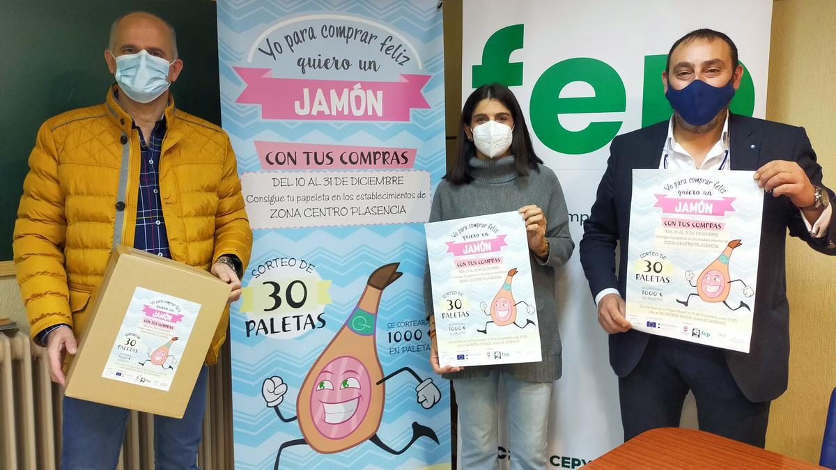 Directivos del comercio de Zona Centro, con la edil Belinda Martín y material de la campaña.