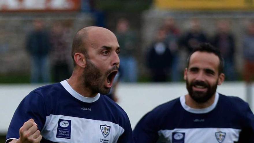 Dani López celebra su gol, el 2-0, con Omar Sampedro.