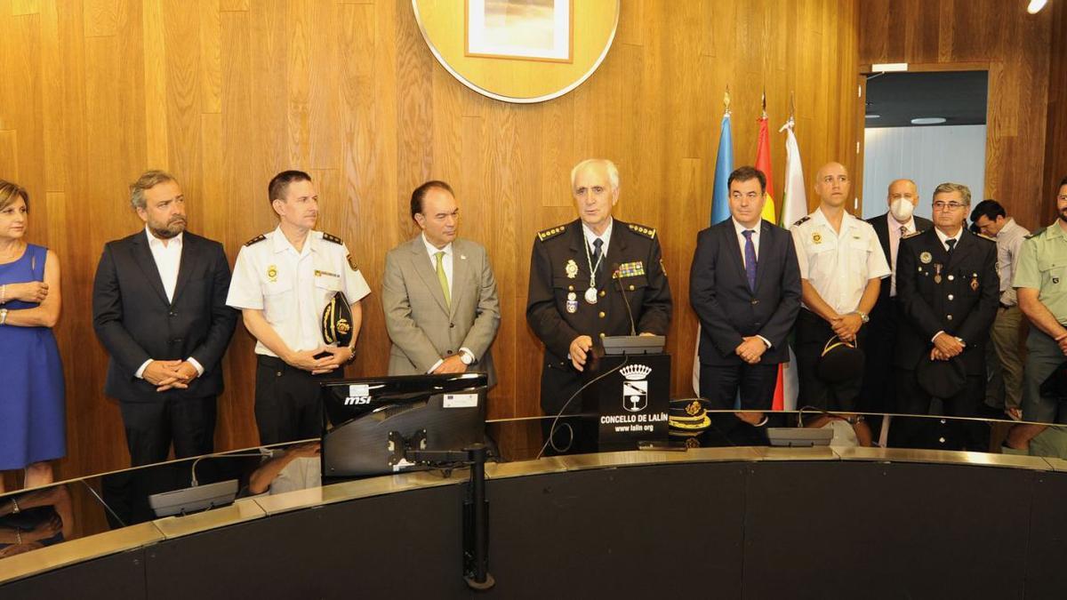 Rafael Abeledo López, secundado por José Crespo y Román Rodríguez, durante su intervención tras recibir la medalla. |   // BERNABÉ/JAVIER LALÍN