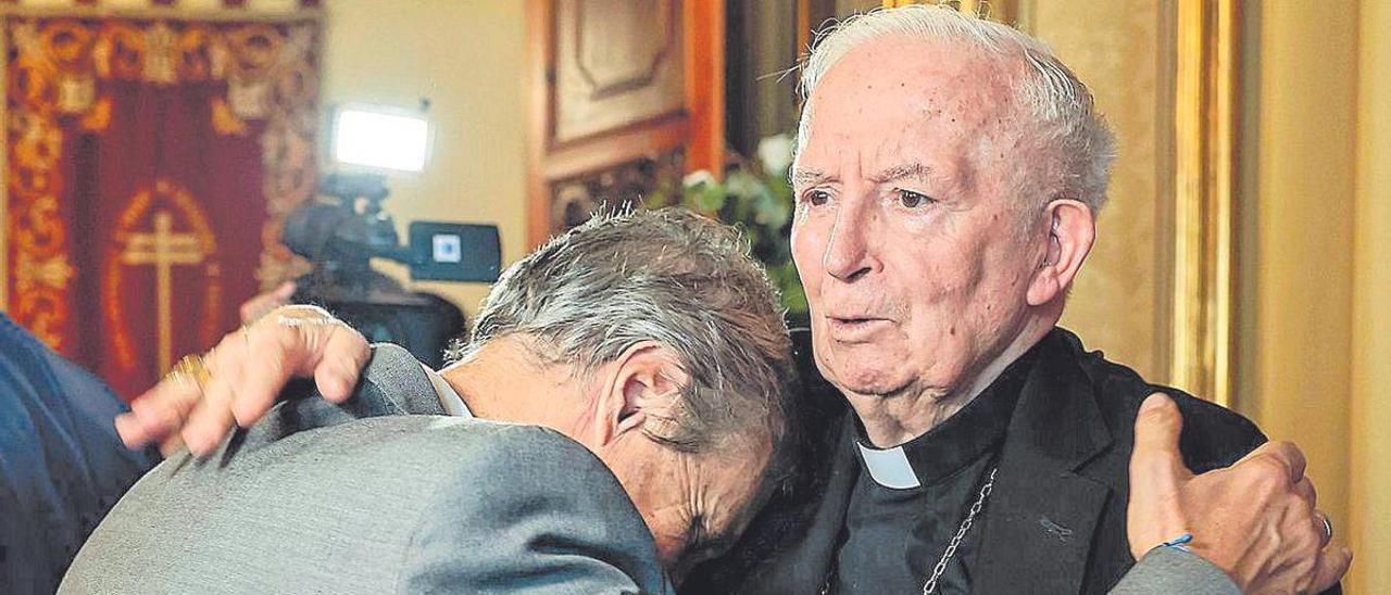 Un feligrés se despide de Antonio Cañizares, cardenal arzobispo de Valencia.
