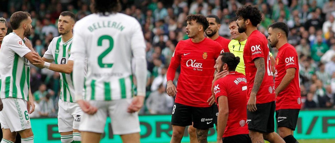 Els jugadors del Mallorca es queixen a l'àrbitre d'una falta a Muriqi