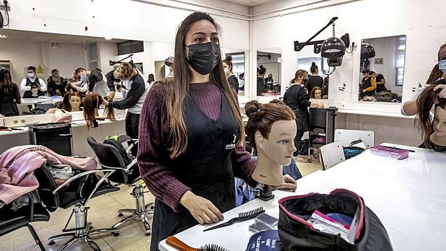 Una alumna de peluquería.