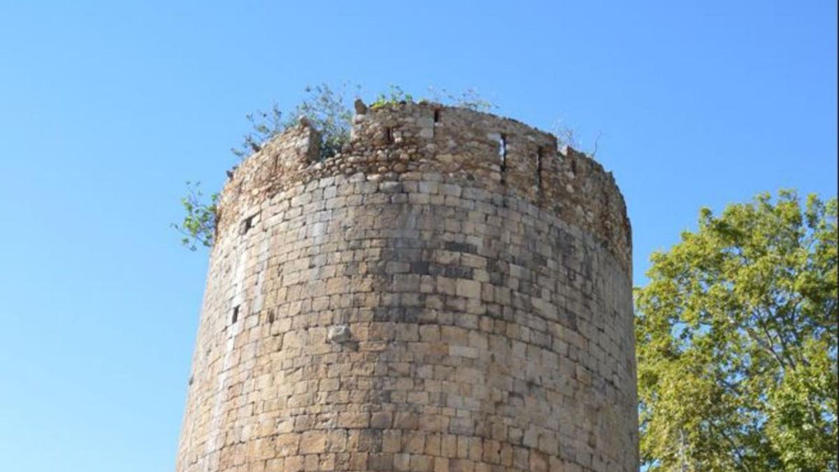 La Torre de Cabanes data del segle XIV i està situat al bell mig del nucli urbà del municipi