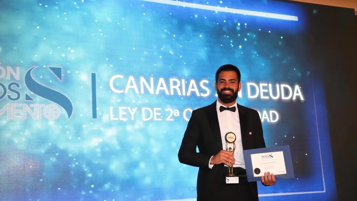 Samuel Díaz, jefe territorial de Canarias Sin Deuda, recibe el premio.
