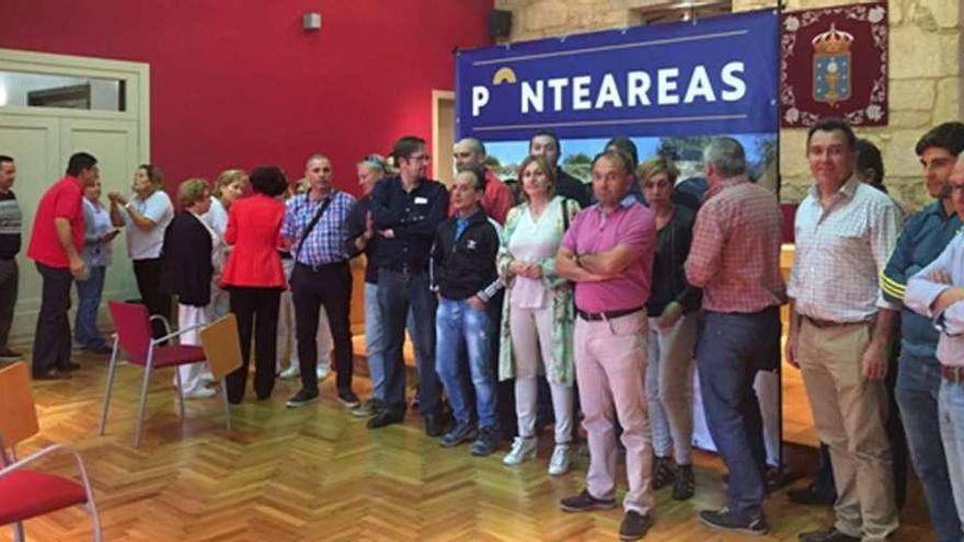 Trabajadores del Concello de Ponteareas en una asamblea en el salón de plenos . // D.P.