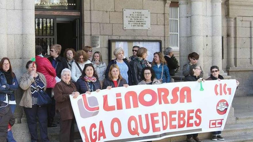 Las trabajadoras de Linorsa en una concentración. // Iñaki Osorio