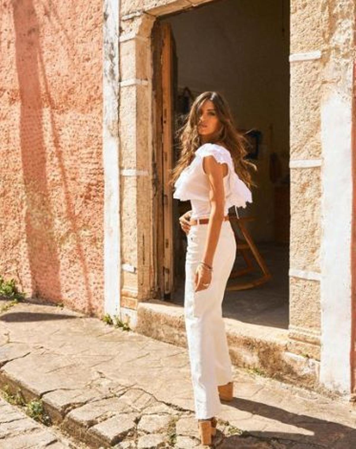 Sara Carbonero apuesta por un look en total white con pantalones vaqueros y top con volantes