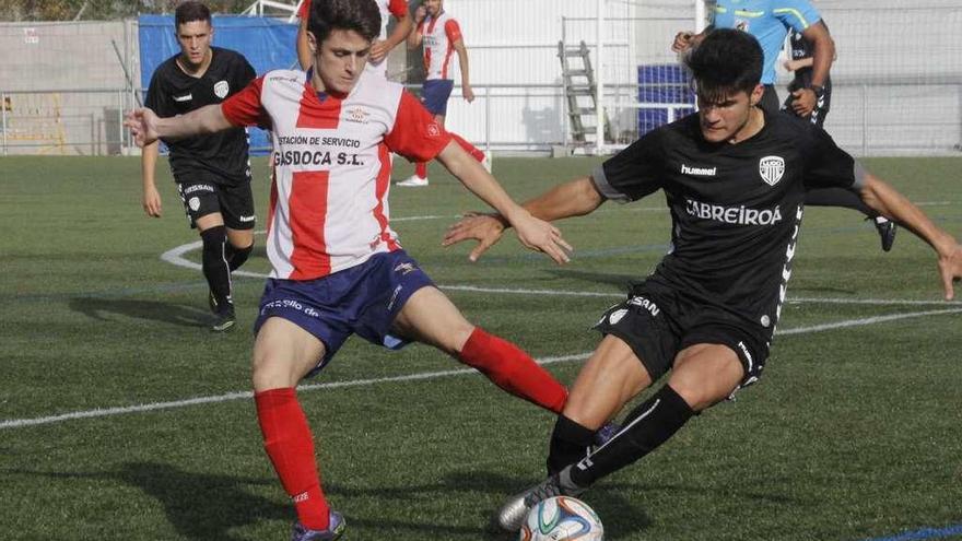 Un futbolista del Alondras pugna con otro del Lugo en el partido jugado en O Morrazo. // Santos Álvarez
