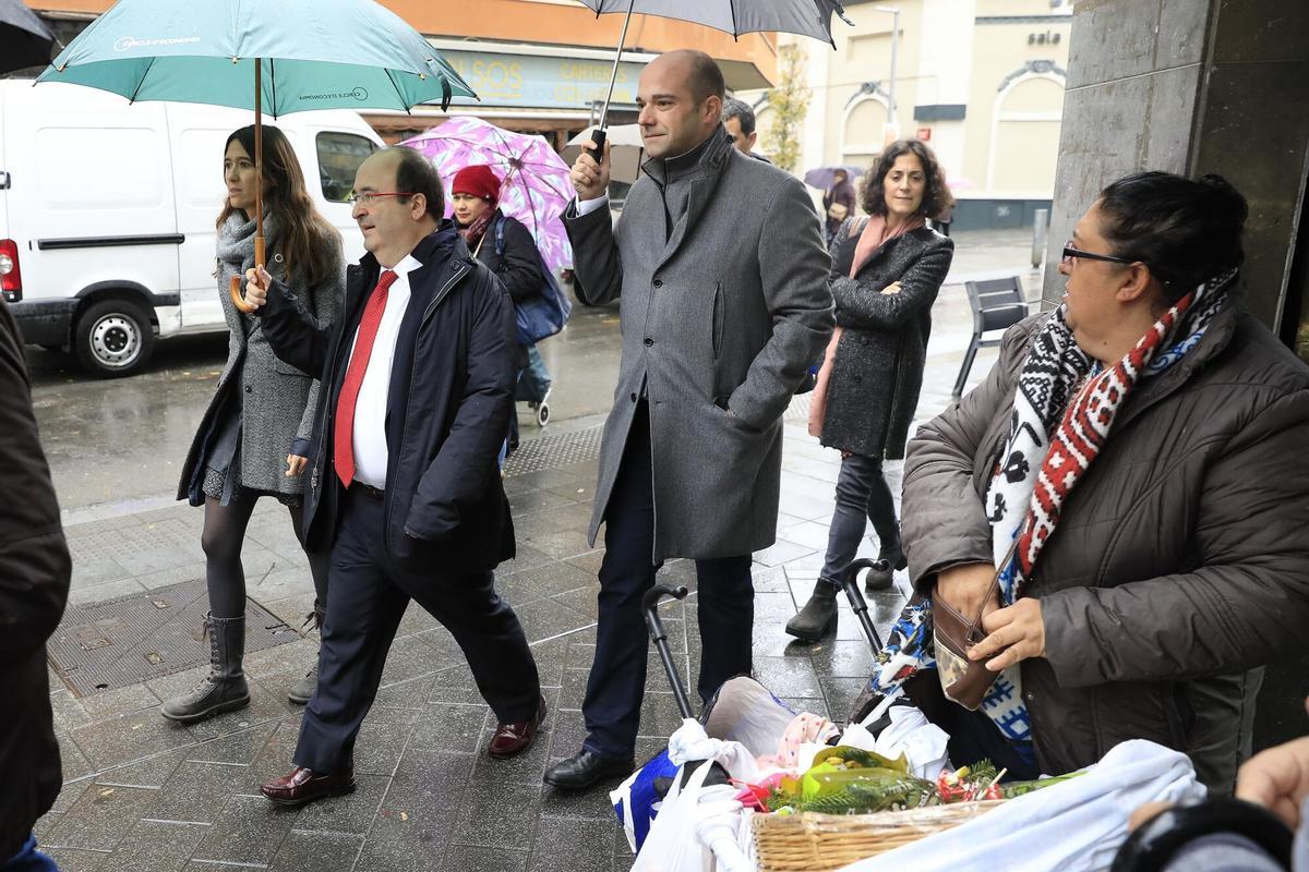 SANTA COLOMA DE GRAMANET 11/12/2017 Política. Elecciones autonómicas 21D PSC Miquel Iceta da un pequeño paseo por Santa Coloma de Gramanet acompañado por la alcaldesa de Santa Coloma, Núria Parlón ,y del candidato a las listas por Barcelona Raúl Moreno FOTO de FERRAN NADEU